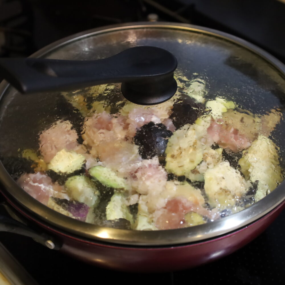 IMG 9947 人気の鶏肉の作り置きレシピ。なすのガリトマチキン煮込み