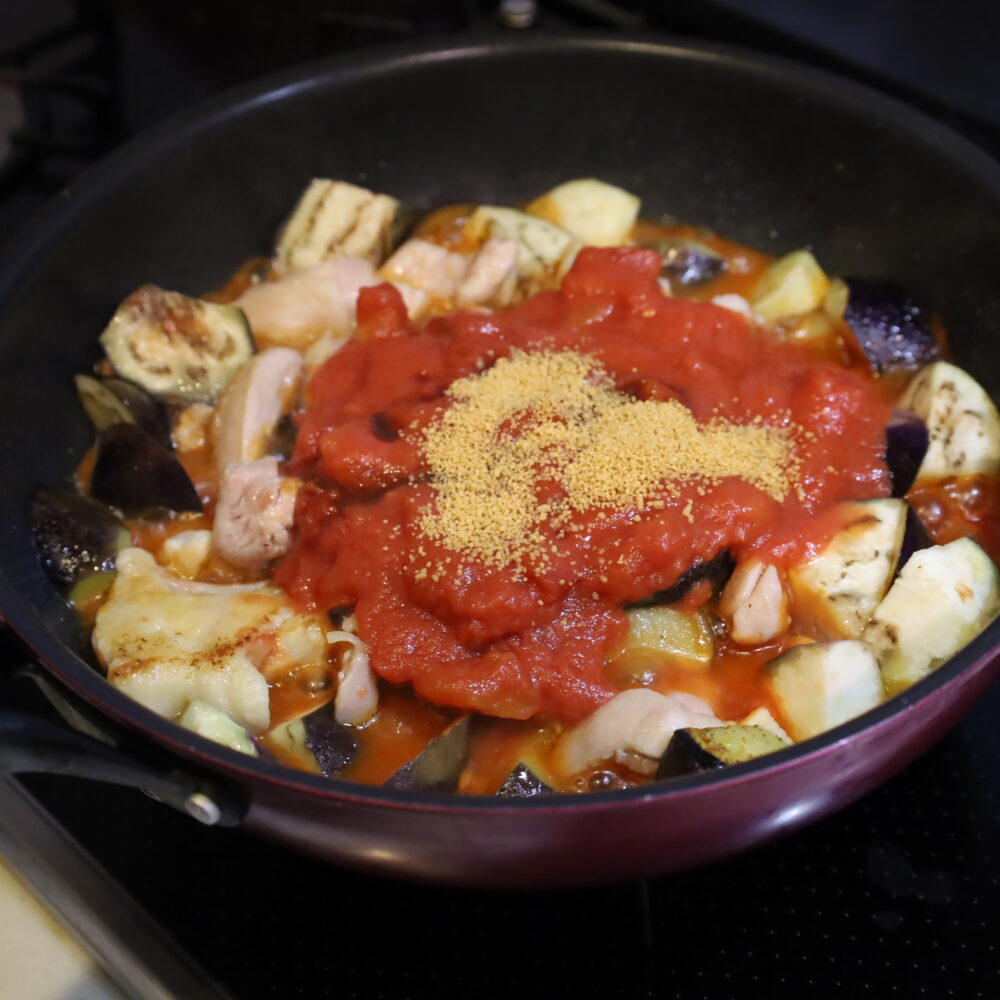 IMG 9962 人気の鶏肉の作り置きレシピ。なすのガリトマチキン煮込み