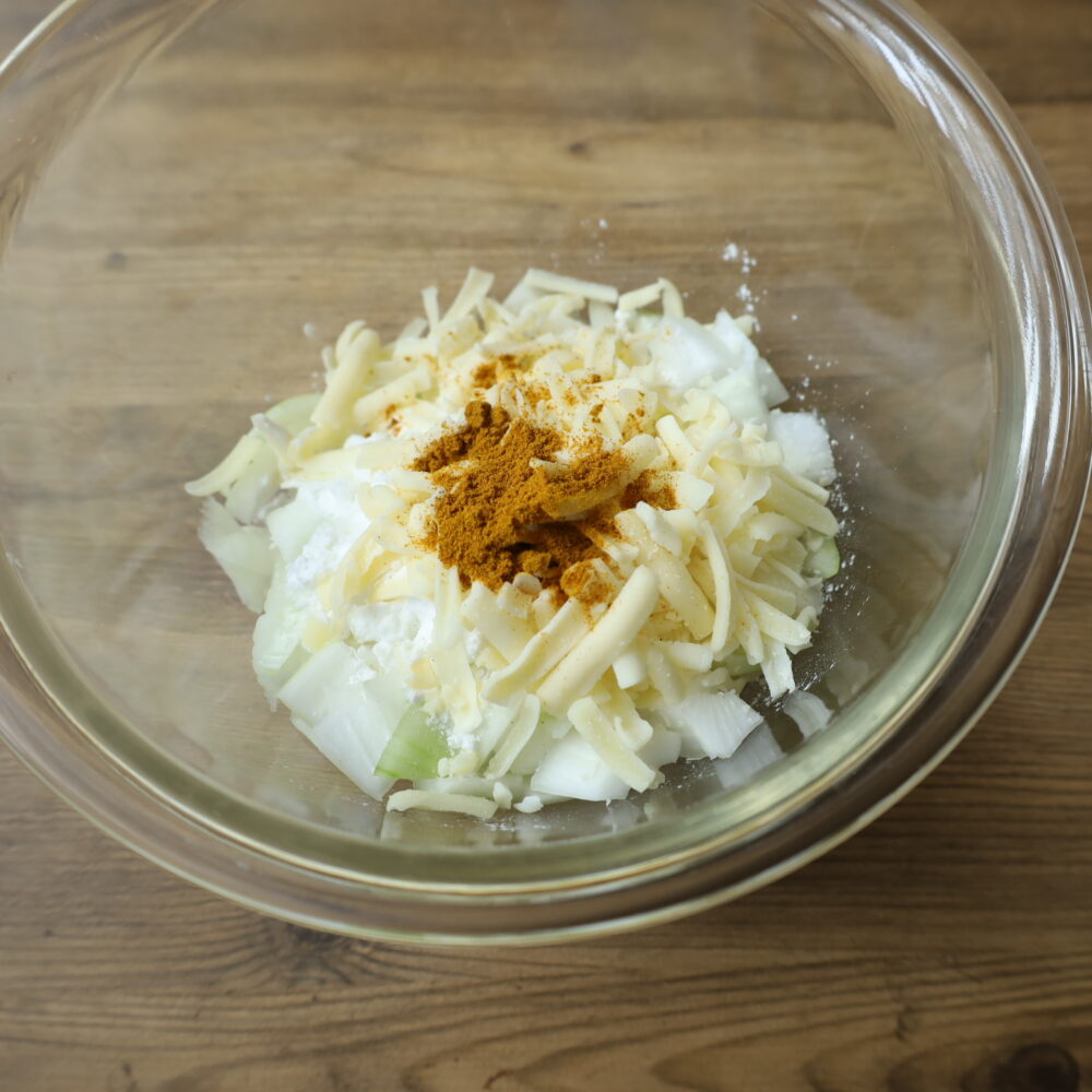 IMG 1677 人気の新玉ねぎとチーズの簡単おかずレシピ。新玉カレーチーズガレット。作り置きもできる！