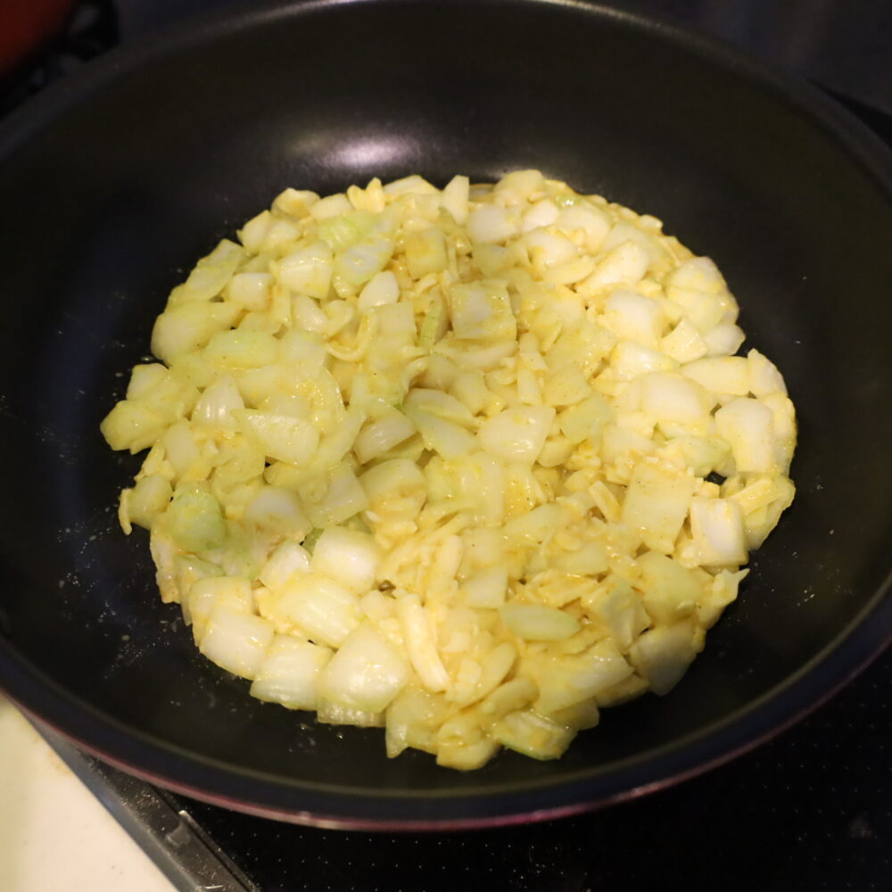 IMG 1686 人気の新玉ねぎとチーズの簡単おかずレシピ。新玉カレーチーズガレット。作り置きもできる！