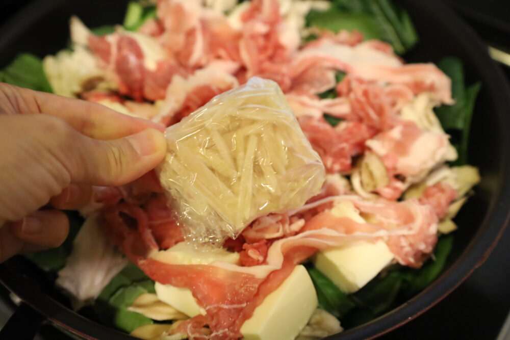 IMG 2356 小松菜と豚肉の生姜こうじ蒸しの常備菜レシピ。野菜がたっぷり食べられる作り置き。