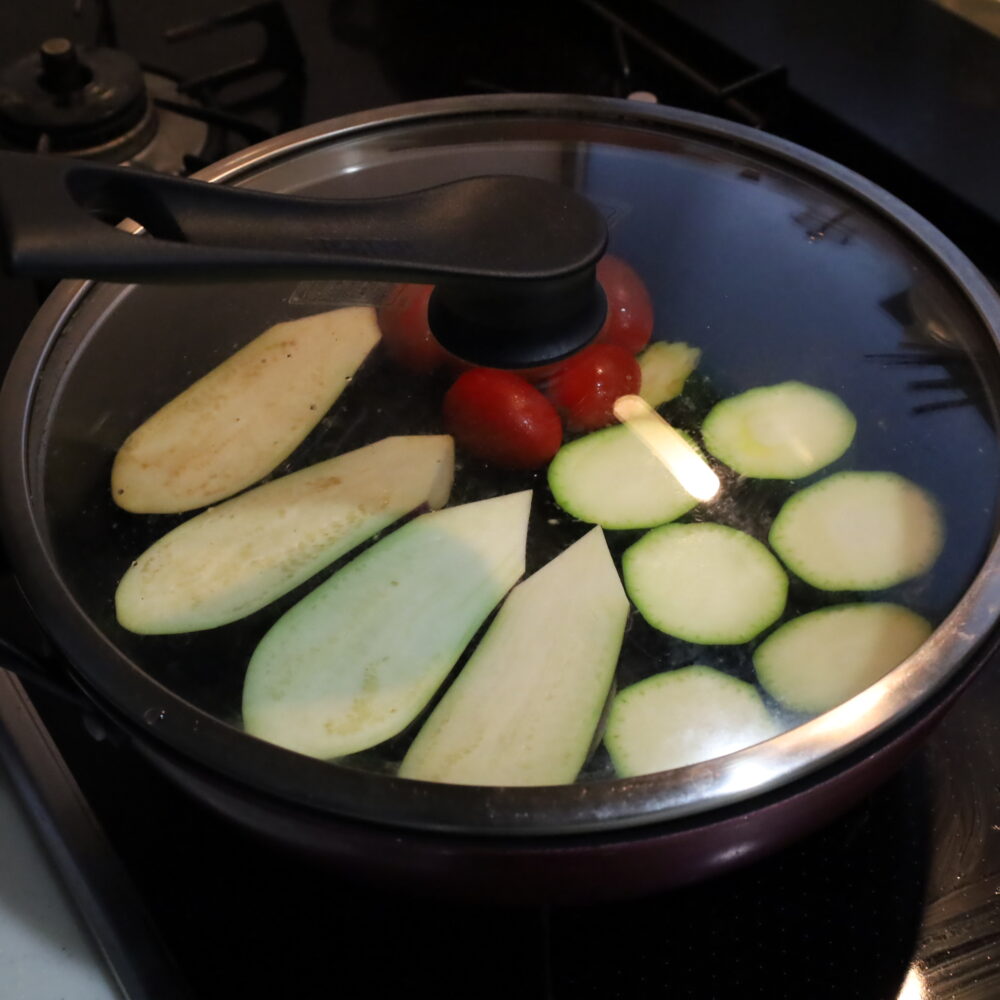 IMG 3984 基本の作り置きレシピ。夏野菜の焼きびたしの作り方。