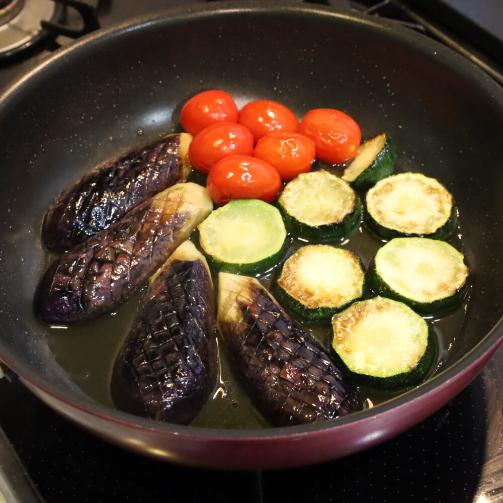 IMG 4002 基本の作り置きレシピ。夏野菜の焼きびたしの作り方。