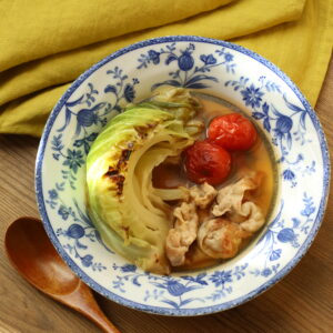 焦がしキャベツと豚トマトの焼きポトフ。メインおかずになる食べるスープ。
