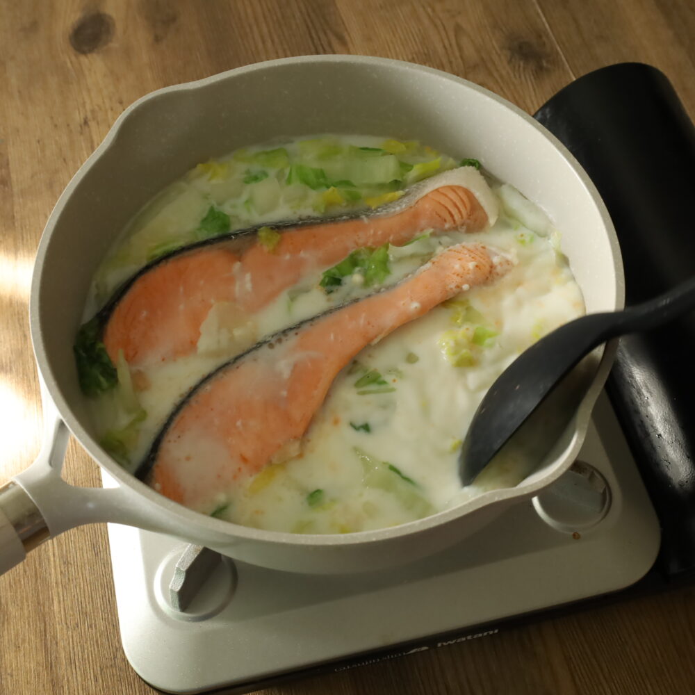 15分で完成する冬のごちそう。鮭と白菜のクリームスープ 10 15分で完成する冬のごちそう。鮭と白菜のクリームスープ IMG 6113 15分で完成する冬のごちそう。鮭と白菜のクリームスープ