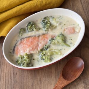 冷凍ブロッコリーと冷凍鮭のチーズクリームシチュー