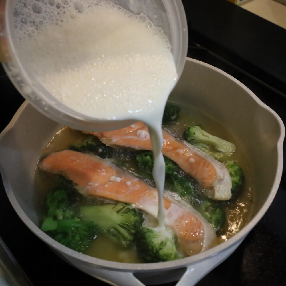 IMG 6962 冷凍ブロッコリーと冷凍鮭のチーズクリームシチュー