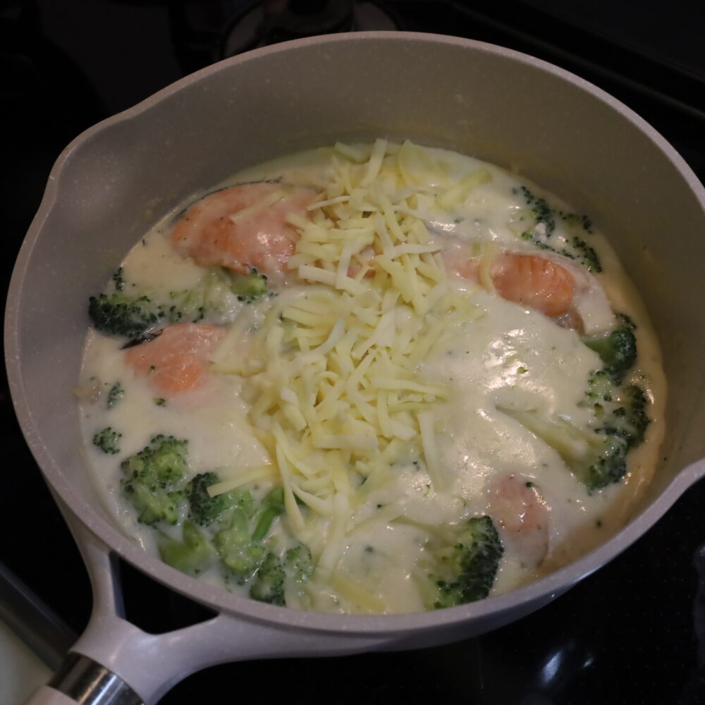 IMG 6972 冷凍ブロッコリーと冷凍鮭のチーズクリームシチュー