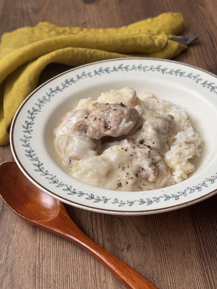 IMG 6457 15分で完成！とろあま新玉ねぎと鶏もも肉のバタークリーム煮。ルーなし・生クリームなしで絶品！作り置きもできます。