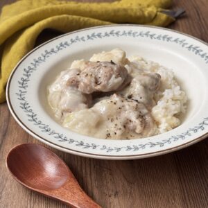 15分で完成！とろあま新玉ねぎと鶏もも肉のバタークリーム煮。ルーなし・生クリームなしで絶品！作り置きもできます。