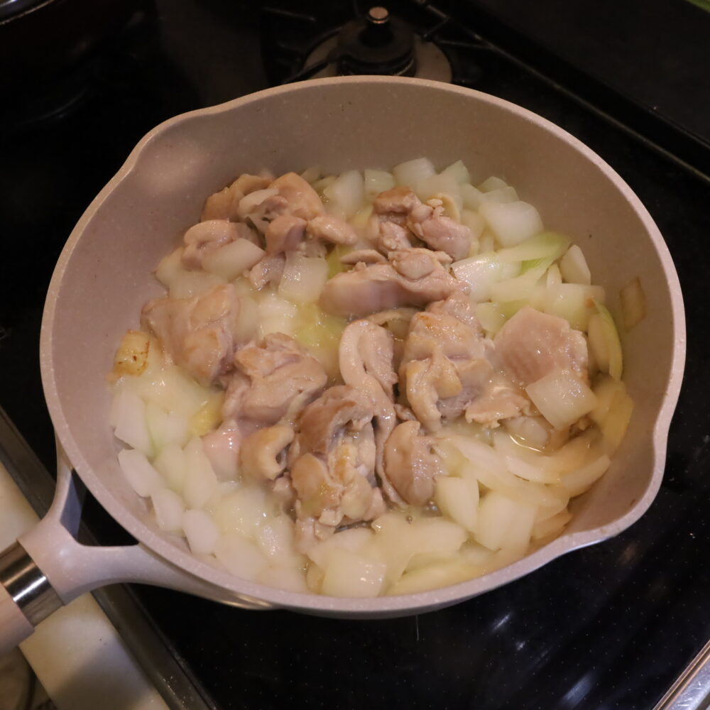 IMG 7740 15分で完成！とろあま新玉ねぎと鶏もも肉のバタークリーム煮。ルーなし・生クリームなしで絶品！作り置きもできます。