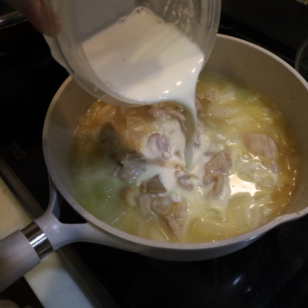 IMG 7748 15分で完成！とろあま新玉ねぎと鶏もも肉のバタークリーム煮。ルーなし・生クリームなしで絶品！作り置きもできます。