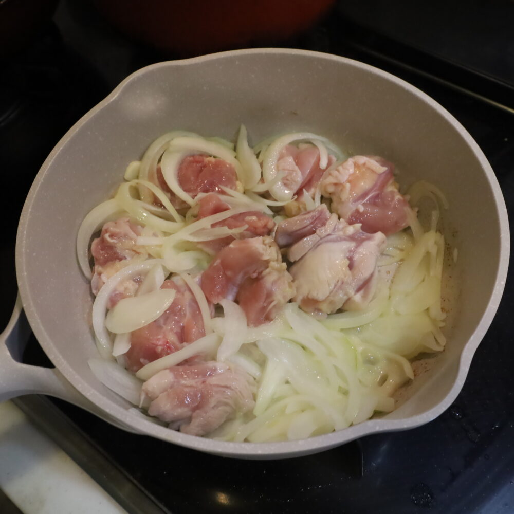 IMG 7884 シュクメルリ風きのこと鶏肉のクリーム煮。シチューかけごはんに最高の作り置きレシピ。