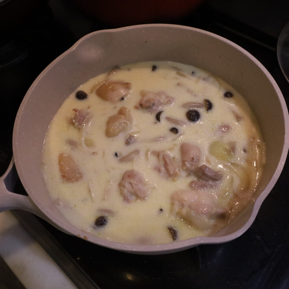 IMG 7905 シュクメルリ風きのこと鶏肉のクリーム煮。シチューかけごはんに最高の作り置きレシピ。