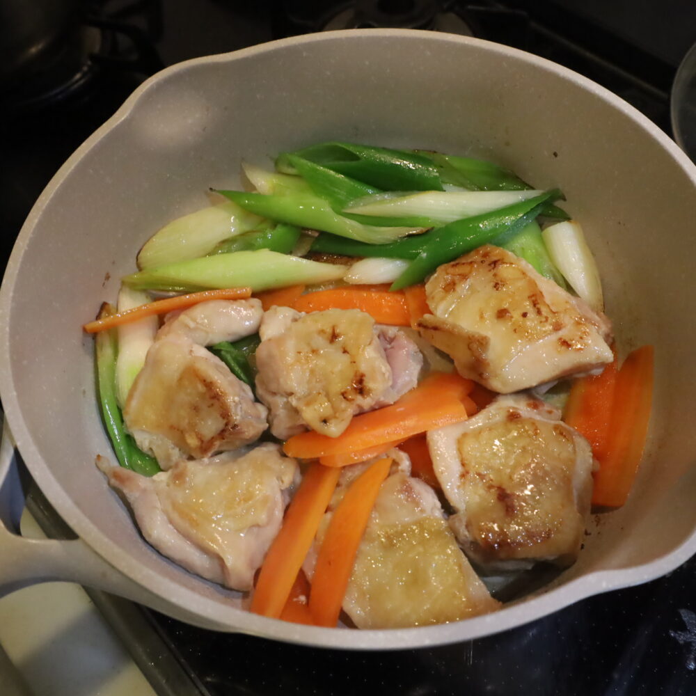 IMG 8439 15分で完成！ごま油香る焦がしネギと鶏肉の醤油クリームシチュー