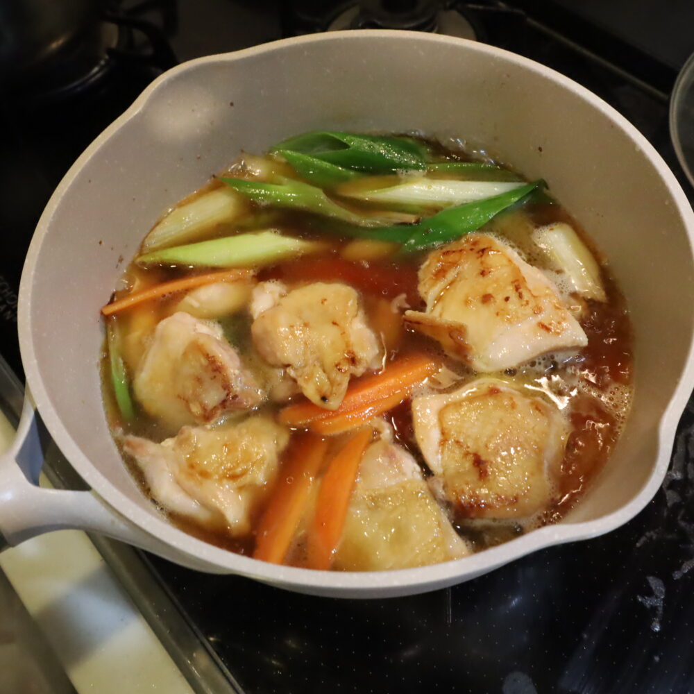 IMG 8441 15分で完成！ごま油香る焦がしネギと鶏肉の醤油クリームシチュー