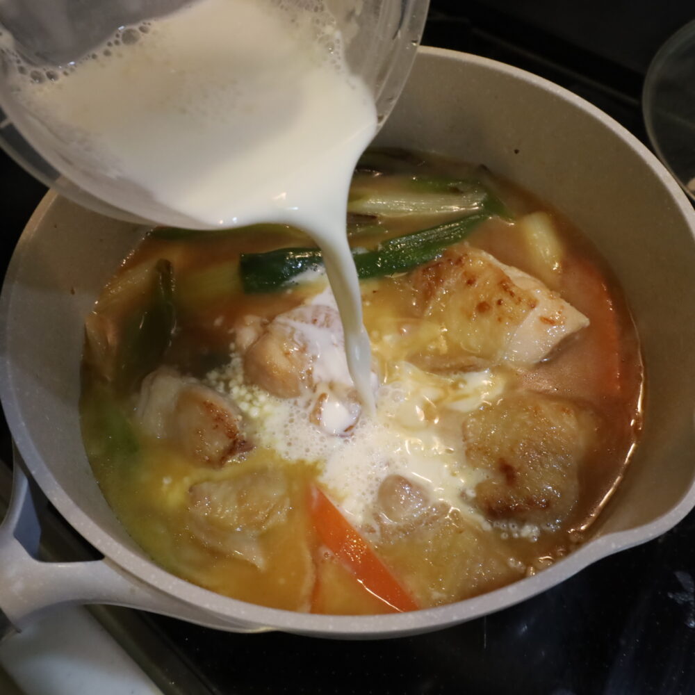IMG 8453 15分で完成！ごま油香る焦がしネギと鶏肉の醤油クリームシチュー