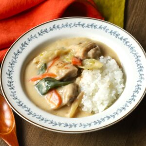 15分で完成！ごま油香る焦がしネギと鶏肉の醤油クリームシチュー