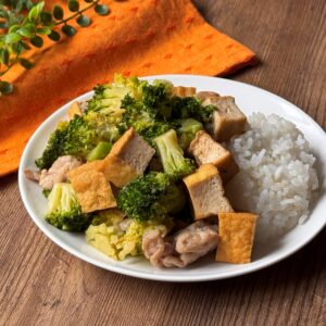 たんぱく質しっかり栄養たっぷり!7分で完成あつあげブロッコリーのバター醤油かけごはん