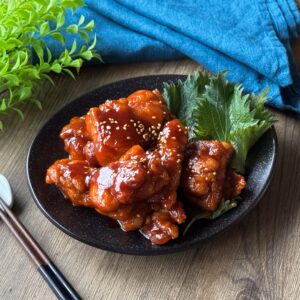 揚げない簡単ヤンニョムチキン。ワンパンで10分で完成!作り置きできてお弁当にもぴったり。