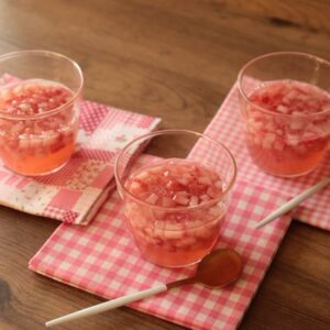 電子レンジだけで簡単「ぷるぷるいちごゼリー」のレシピ！子どもと一緒に作れます♪