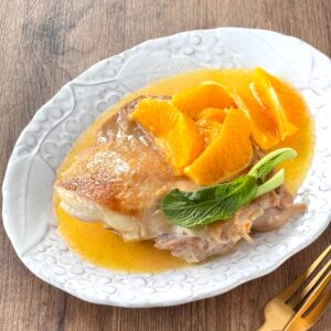 簡単なのにオシャレ!ビストロ風「鶏もも肉のソテーオレンジバターソース」のレシピ。