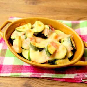 調理時間10分・電子レンジとトースターだけで簡単♪「ズッキーニとベーコンのチーズ焼き」のレシピ。