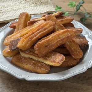 フライパンで揚げ焼きでOK！ホットケーキミックスで作る「もちもちお豆腐チュロス」のレシピ。