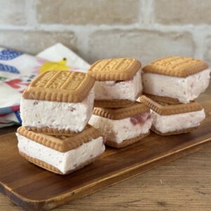 冷凍庫で冷やして食べても◎！「生チーズケーキクッキーサンド」がやみつきのおいしさ♪