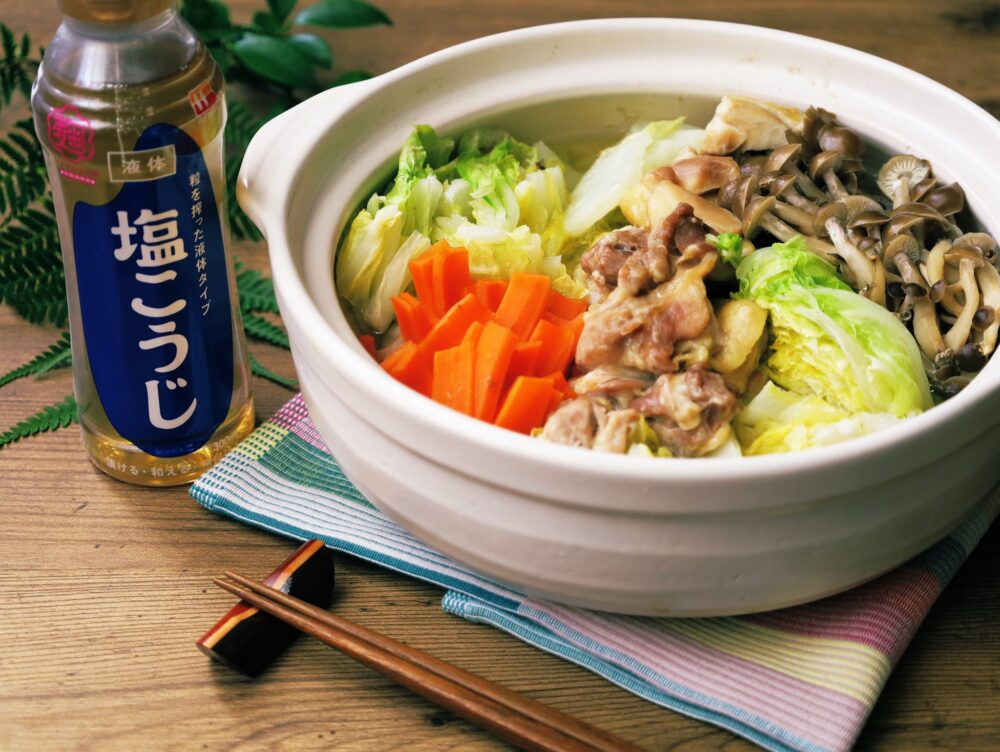 白菜と鶏もも肉のうまつゆ鍋 《調味料2つだけ》覚えておきたい鍋つゆの黄金比！「白菜と鶏もも肉のうまつゆ鍋」のレシピ。