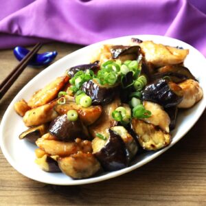 びっくりするほどおいしい「鶏むね肉となすのうま塩炒め」のレシピ。液体塩こうじとめんつゆだけで絶品!
