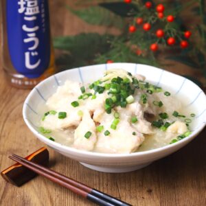 《調味料は塩こうじだけ》電子レンジで作れる「鶏むね肉のみぞれ煮」!とろとろぷるぷるで箸が止まらないおいしさ。