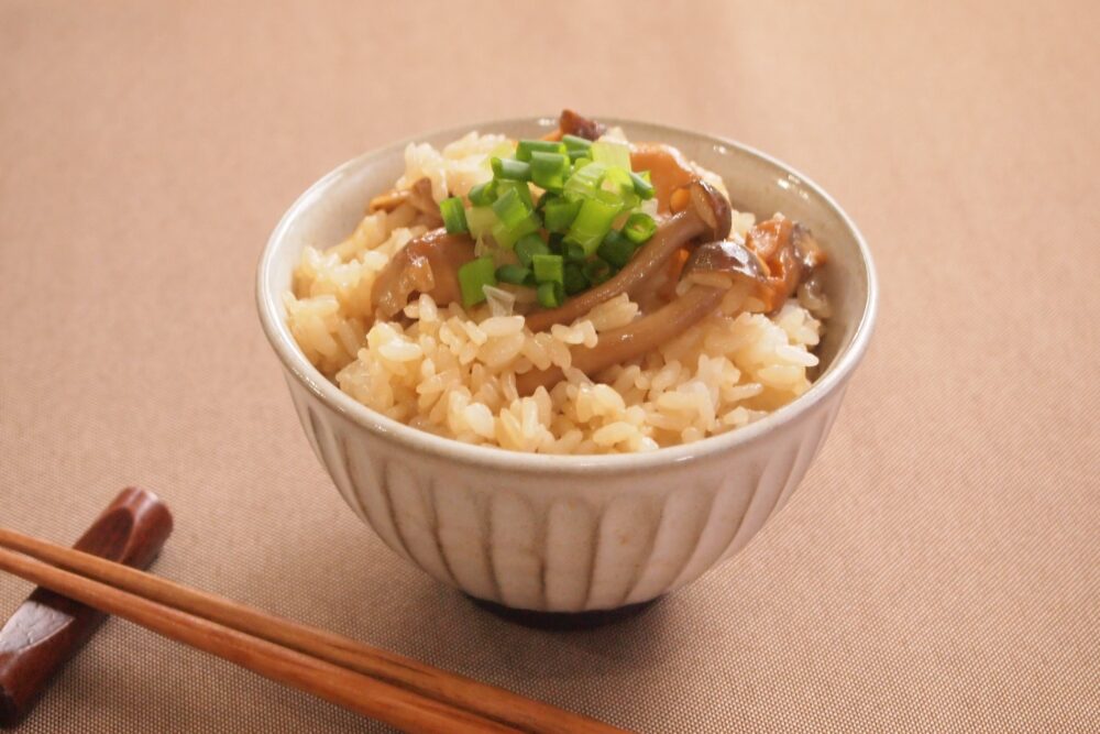炊いたご飯に混ぜるだけ!「きのこまぜごはん」のレシピ。バター醤油がやみつきのおいしさ♪ 1 炊いたご飯に混ぜるだけ!「きのこまぜごはん」のレシピ。バター醤油がやみつきのおいしさ♪ きのこまぜごはん 炊いたご飯に混ぜるだけ!「きのこまぜごはん」のレシピ。バター醤油がやみつきのおいしさ♪