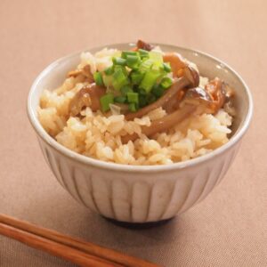 炊いたご飯に混ぜるだけ!「きのこまぜごはん」のレシピ。バター醤油がやみつきのおいしさ♪