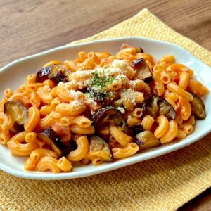 電子レンジでばっちり味決まる！旨みたっぷり「なすとベーコンのトマトパスタ」