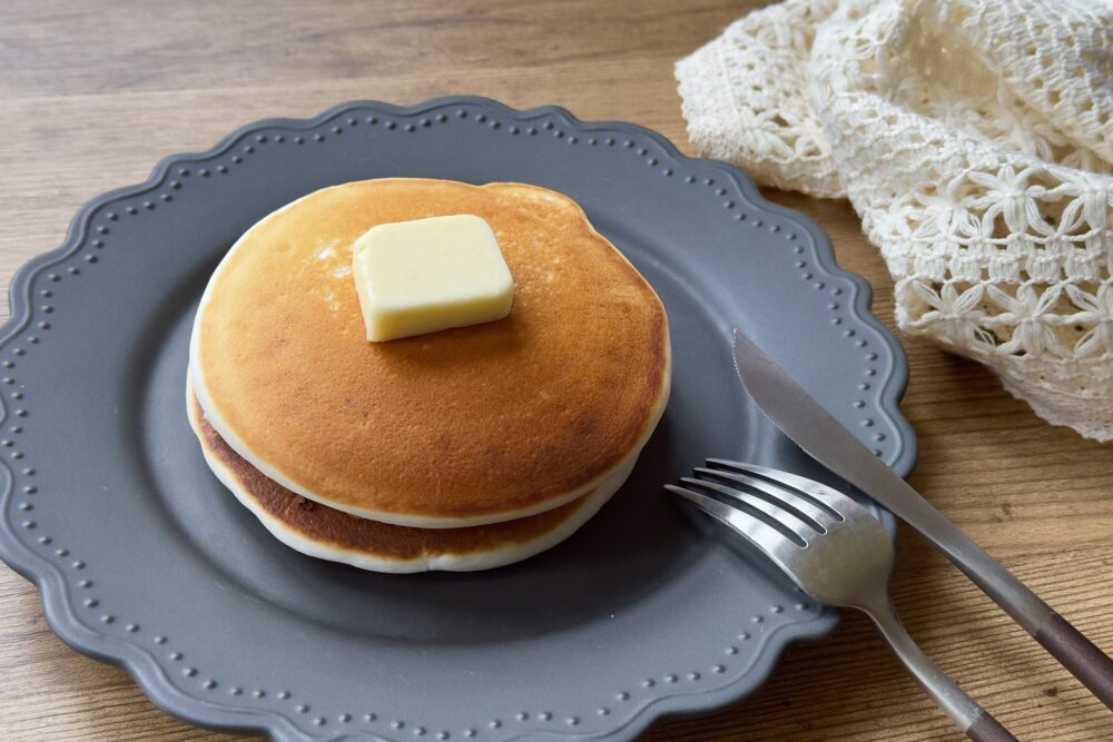 もちふわ米粉パンケーキ 癒しのおいしさ！「もちふわ米粉パンケーキ」のレシピ。ふわもち食感がたまらない♪《卵なし・小麦粉なし》