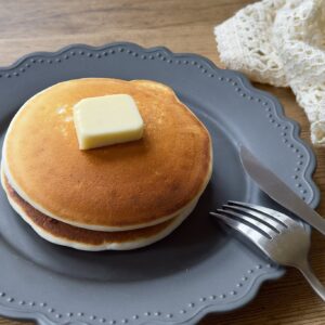 癒しのおいしさ！「もちふわ米粉パンケーキ」のレシピ。ふわもち食感がたまらない♪《卵なし・小麦粉なし》