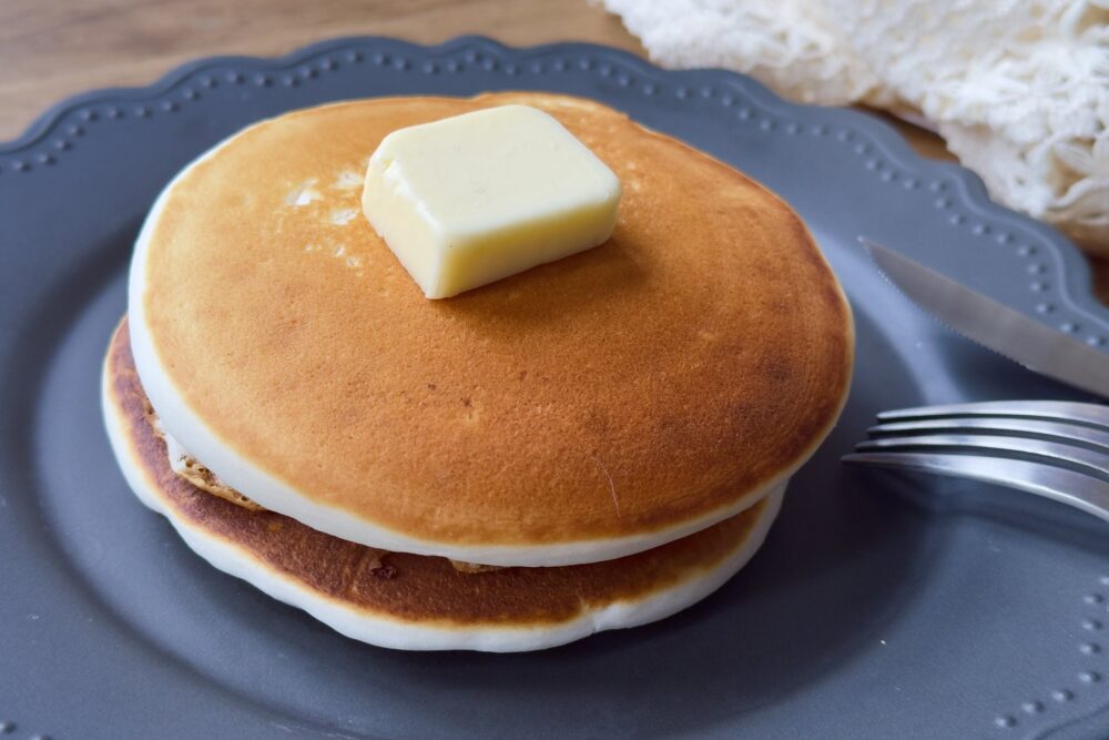 もちふわ米粉パンケーキ2 癒しのおいしさ！「もちふわ米粉パンケーキ」のレシピ。ふわもち食感がたまらない♪《卵なし・小麦粉なし》