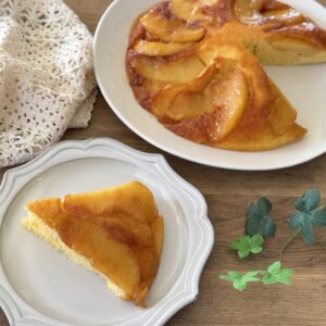 フライパンで簡単!タルトタタン風「りんごとキャラメルのパンケーキ」がギルティなおいしさ