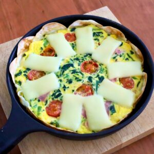ぎょうざの皮を活用♪フライパンで作れる「皮パリ!彩りキッシュ」のレシピ