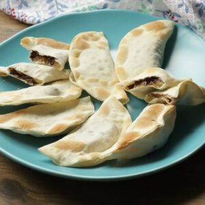 餃子の皮でチョコバナナ！？トースターで絶品おやつ「皮パリチョコバナナ」の作り方。