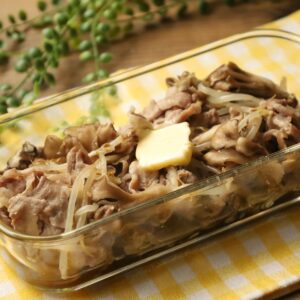 電子レンジでパパッと作れる「舞茸と豚こま肉のうま塩バター」。10分でできる簡単おかず!